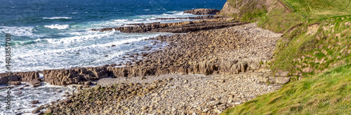 Obraz na płótnie Atlantic Ocean Rocky Coastal Shoreline with Waves Crashing on Rocks w salonie