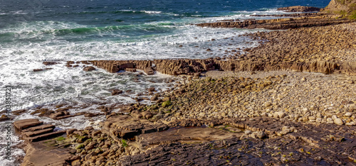 Obraz na płótnie Atlantic Ocean Rocky Coastal Shoreline with Waves Crashing on Rocks w salonie