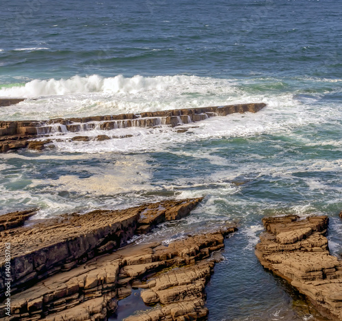 Obraz na płótnie Atlantic Ocean Rocky Coastal Shoreline with Waves Crashing on Rocks w salonie