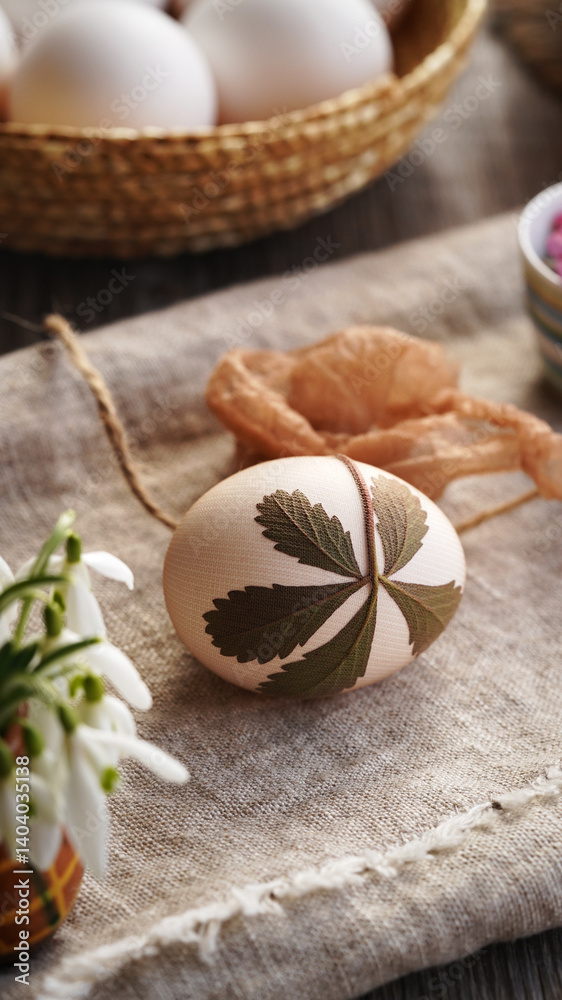Preparation of Easter eggs for dyeing with onion peels Preparation of Easter eggs for dyeing with onion peels