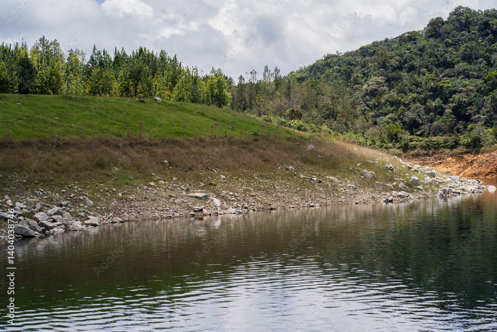 paisaje natural con una laguna - foto de stock paisaje natural con una laguna - foto de stock