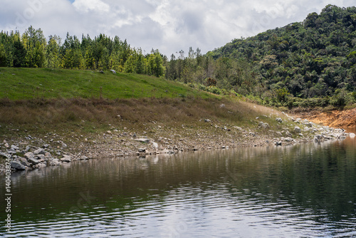 paisaje natural con una laguna - foto de stock 