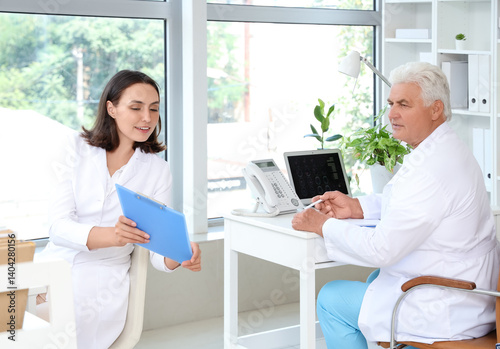 Doctors discussing somethin...
