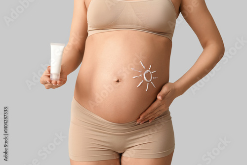 Young pregnant woman with s...