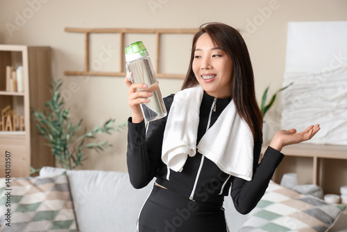 Smiling asian woman in spor...