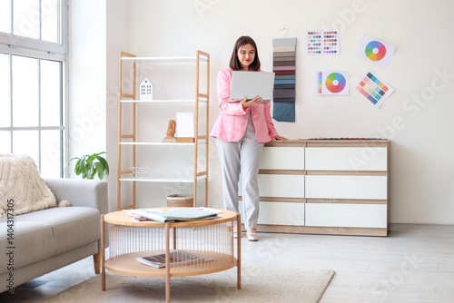 Female interior designer wo...