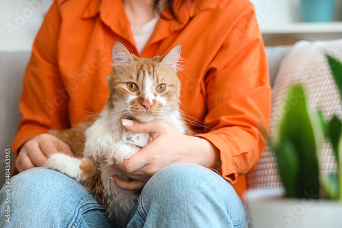 Young woman with cute cat s...