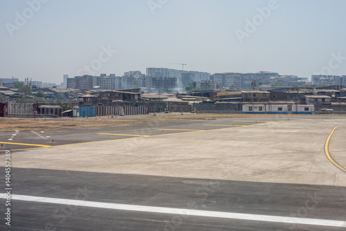 Obraz na płótnie India, Maharashtra, Mumbai, a view of a city skyline dharavi slum and tall buildings w salonie