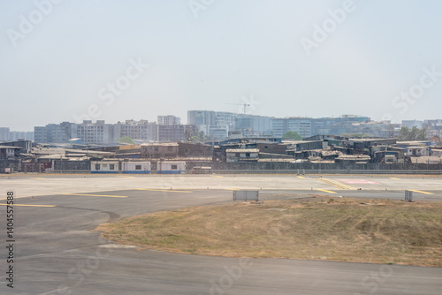 Obraz na płótnie India, Maharashtra, Mumbai, a view of a city skyline dharavi slum and tall buildings w salonie