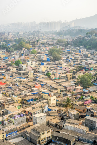 Obraz na płótnie India, Maharashtra, Mumbai, a view of a city skyline dharavi slum and tall buildings w salonie
