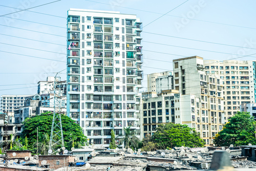Obraz na płótnie India, Maharashtra, Mumbai, a tall building in a city w salonie