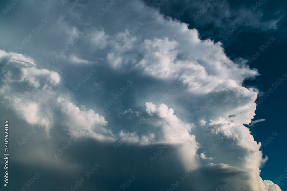 Obraz premium Large white thunderhead cloud in blue sky