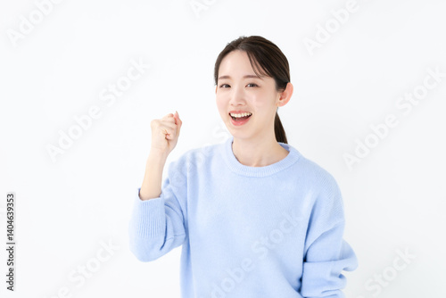 ガッツポーズする女性