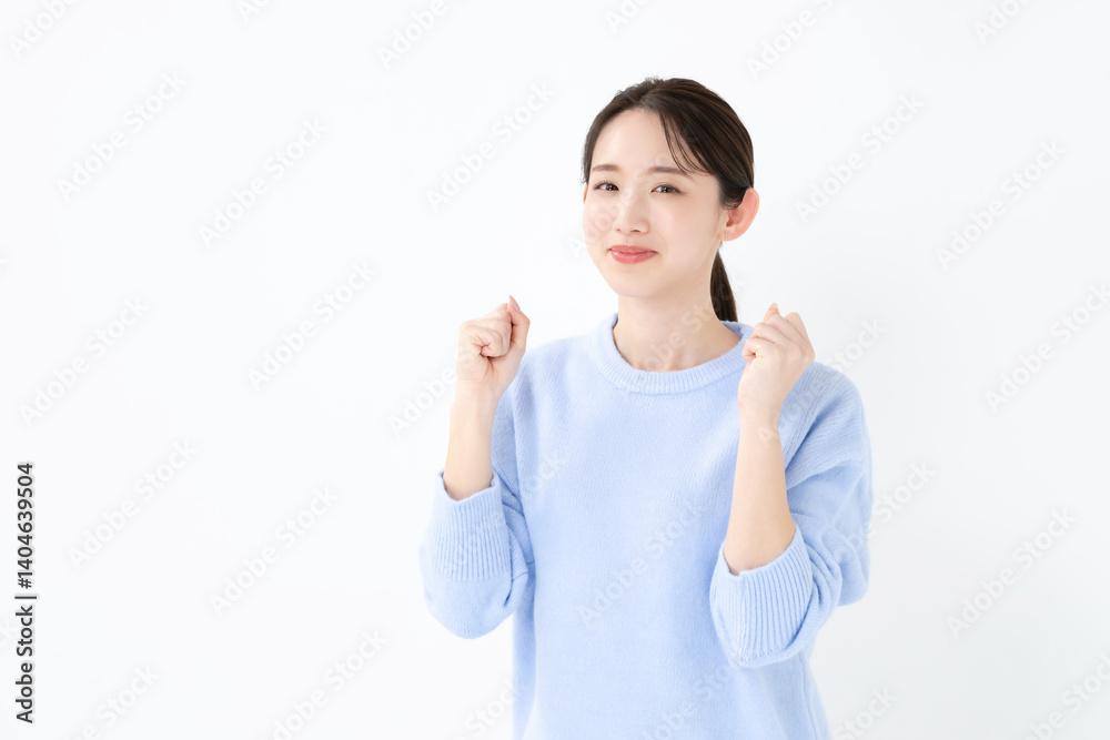 ガッツポーズする女性