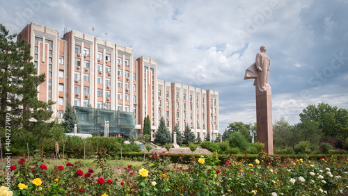 Government building with Lenin statue in front of it, Tiraspol, Transnistria, Moldova, Europe
