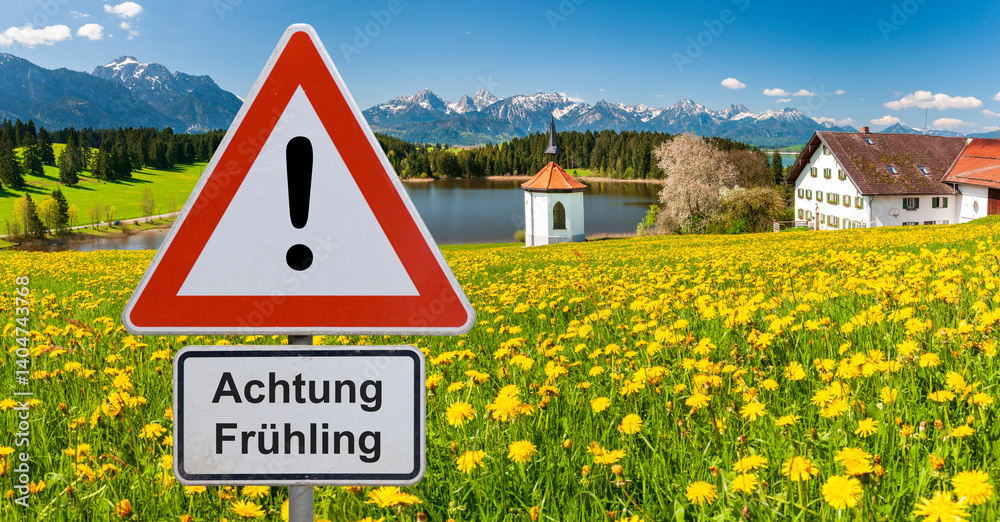 Ein Verkehrsschild warnt augenzwinkernd mit dem Hinweis Achtung Frühling - FOTOMONTAGE