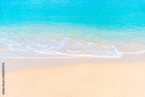 Fototapeta Naklejka Na Ścianę i Meble -  Turquoise ocean meets white beach in a summer paradise. Relaxing holiday backdrop with ocean waves.