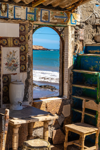 Obraz na płótnie Derelict beach house overlooking the ocean in gran canaria, spain w salonie