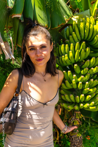 Obraz na płótnie Tourist posing next to banana tree in ojos de garza, gran canaria w salonie
