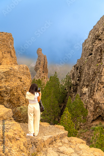 Obraz na płótnie Tourist taking pictures of roque nublo volcanic rock in gran canaria, spain w salonie