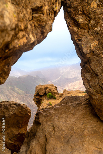 Obraz na płótnie Hiking in gran canaria, roque nublo volcanic rock formations framing mountain view w salonie