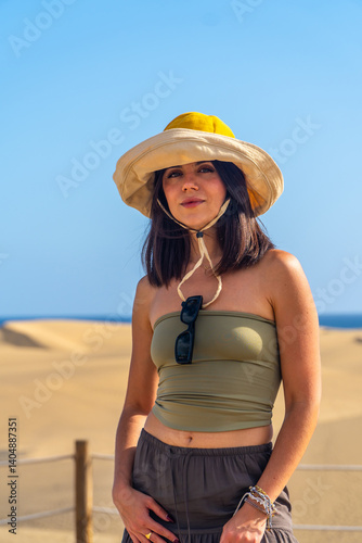 Obraz na płótnie Tourist wearing sun hat exploring maspalomas dunes in gran canaria w salonie