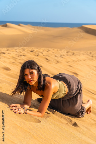 Obraz na płótnie Young woman exploring maspalomas dunes in gran canaria, spain w salonie