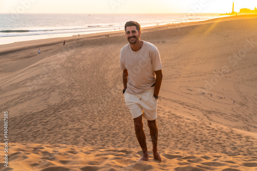 Obraz na płótnie Tourist enjoying sunset over maspalomas dunes in gran canaria, spain w salonie