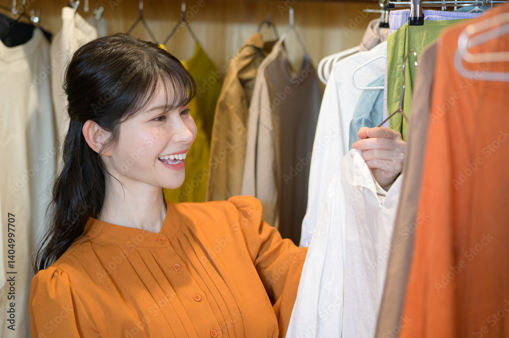 Obraz premium クローゼットで服を選ぶ日本人女性
