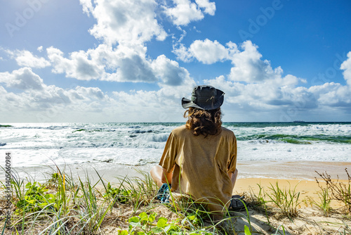 Junger Mann mit Hut am Strand von Buddina, Australien