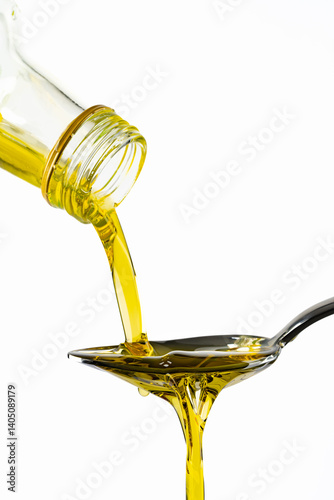 Obraz na płótnie Organic olive oil on white background w salonie