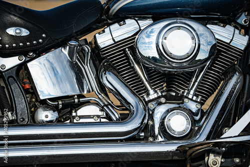 Obraz na płótnie Motorblock und Auspuff einer legendären Motorradmarke glänzen im Sonnenschein. w salonie