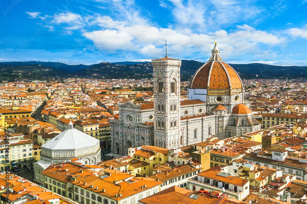 Obraz premium Aerial cityscape view on the dome of Santa Maria del Fiore church and old town in Florence