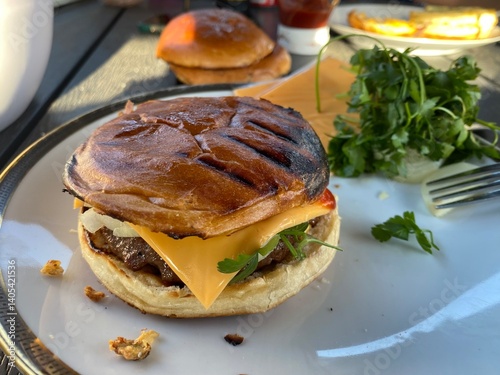 Obraz na płótnie Selbstgemachter Hamburger Cheesebruger beim grillen w salonie