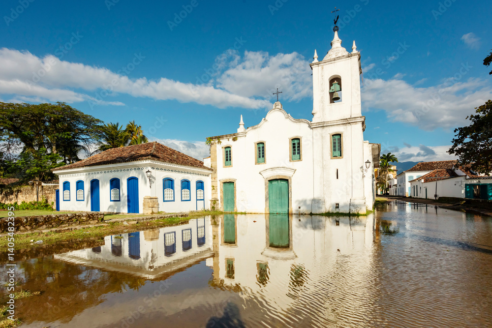 Obraz premium Church of Our Lady of Sorrows, church in Paraty in the state of Rio de Janeiro, with seawater recluse and colonial house in Brazil