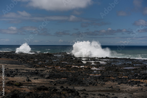 Fototapeta Naklejka Na Ścianę i Meble -  waves crashing on rocks