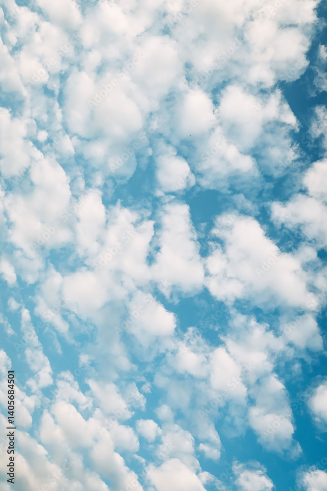 Ciel avec des nuages en mouvement - Arrière plan design avec espace libre