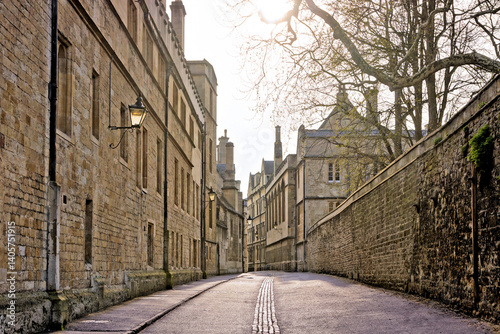 Obraz na płótnie Historic old streets of Oxford University under spring sunshine. Oxford, England, UK. w salonie