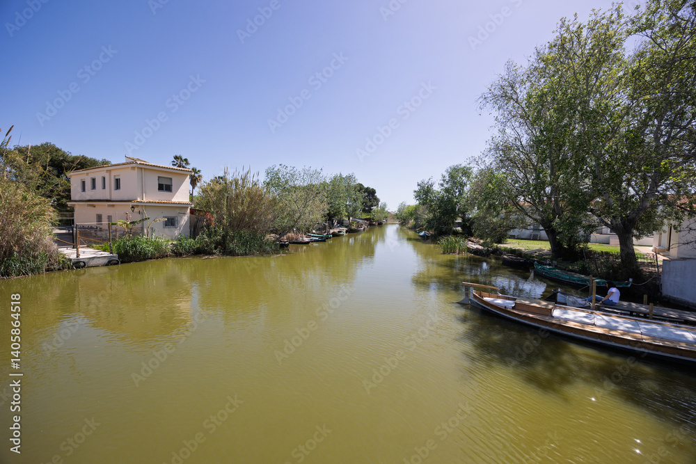 Obraz premium Albufera natural park el palmar, valencia, spain, showing lake and traditional boats