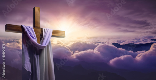 Paisaje de semana santa con la cruz donde jesucristo fue crucificado con la túnica de cristo entre nubes y luz celestial morada