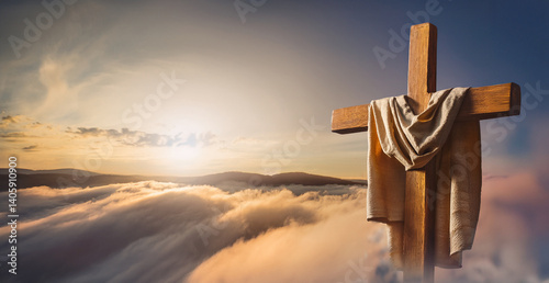 Paisaje de semana santa con la cruz donde jesucristo fue crucificado con la túnica de cristo entre nubes y luz celestial dorada