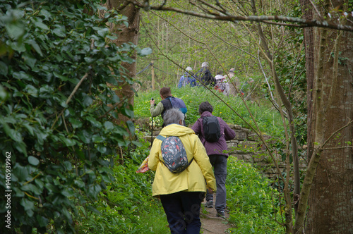 Groupe de randonneurs dans la campagne en Bretagne