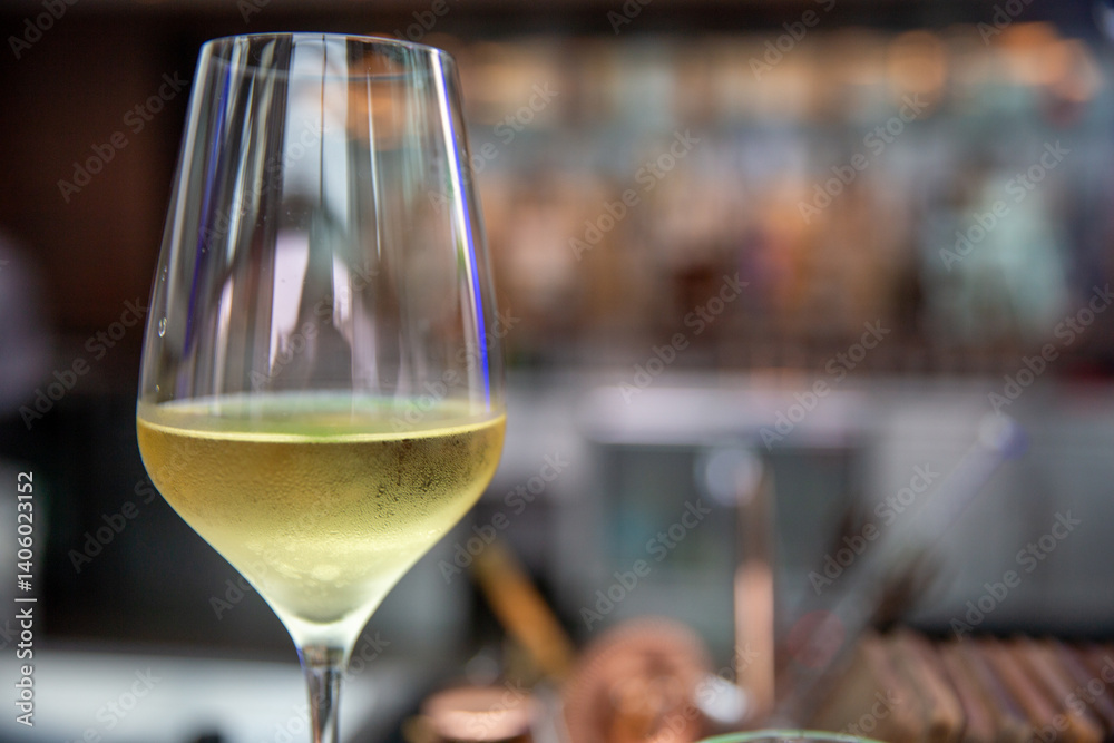 Obraz premium Poured white wine at a bar