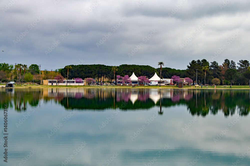 Obraz premium lac touristique de Villeneuve de la Raho dans les Pyrénées orientales