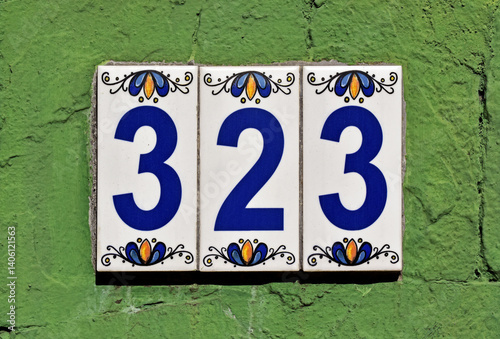 Obraz na płótnie Street sign number 323 on a green wall, Rio de Janeiro, Brazil w salonie