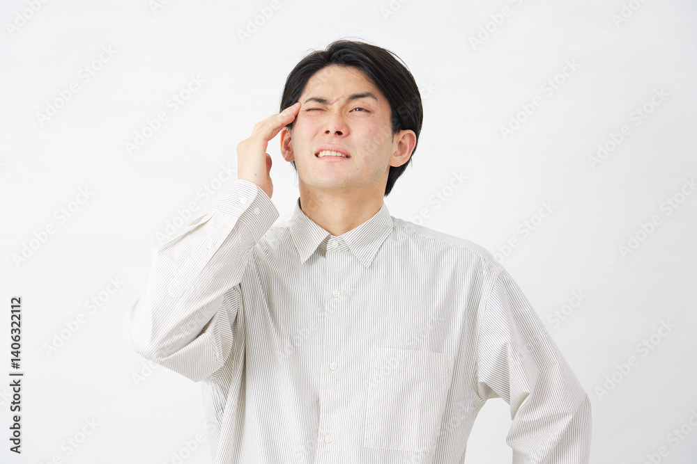 男性　頭痛　白背景