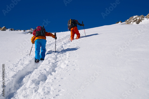 冬の那須連山、茶臼岳を登る登山者
