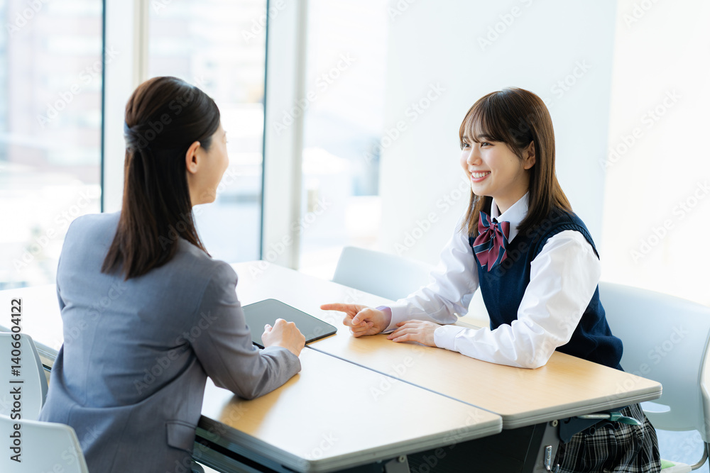 Fototapeta premium 相談する女子学生【撮影協力：学校法人電波学園 東京電子専門学校】