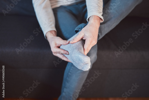 Obraz na płótnie Man with ankle and foot pain at home. w salonie