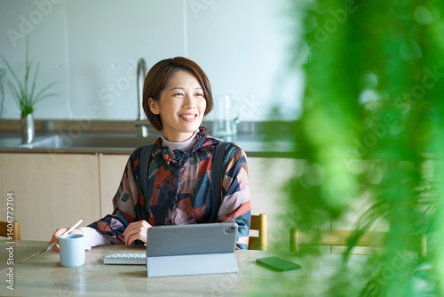 リビングルームで仕事をする女性
